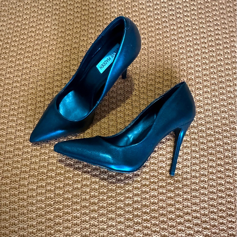 STEVE MADDEN Daisie pump; black. Size 7.5
